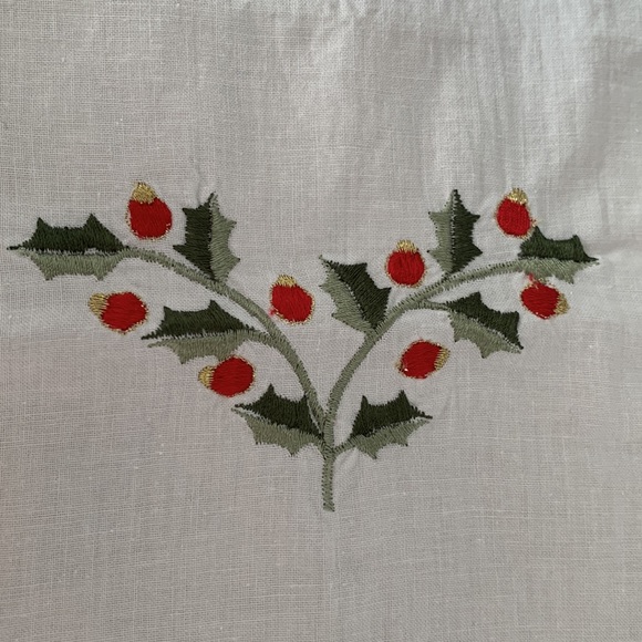 NWT Embroidered Holly Cotton Tablecloth - Picture 3 of 9